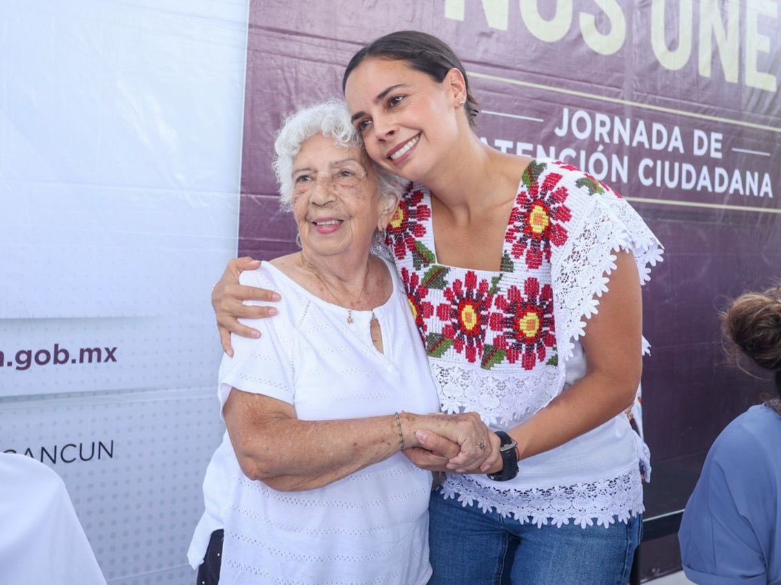 AytoCancun's tweet photo. Este próximo jueves 17 de octubre, se reactivan las jornadas de atención ciudadana #CancúnNosUne encabezada por nuestra Presidenta Municipal @anapatyp en el Parque de la Unidad de la #SM91. 📍
Seguiremos atendiendo de cerca a la gente brindando más de 100 trámites y 1/2 https://t.co/mYYMKDDfRK