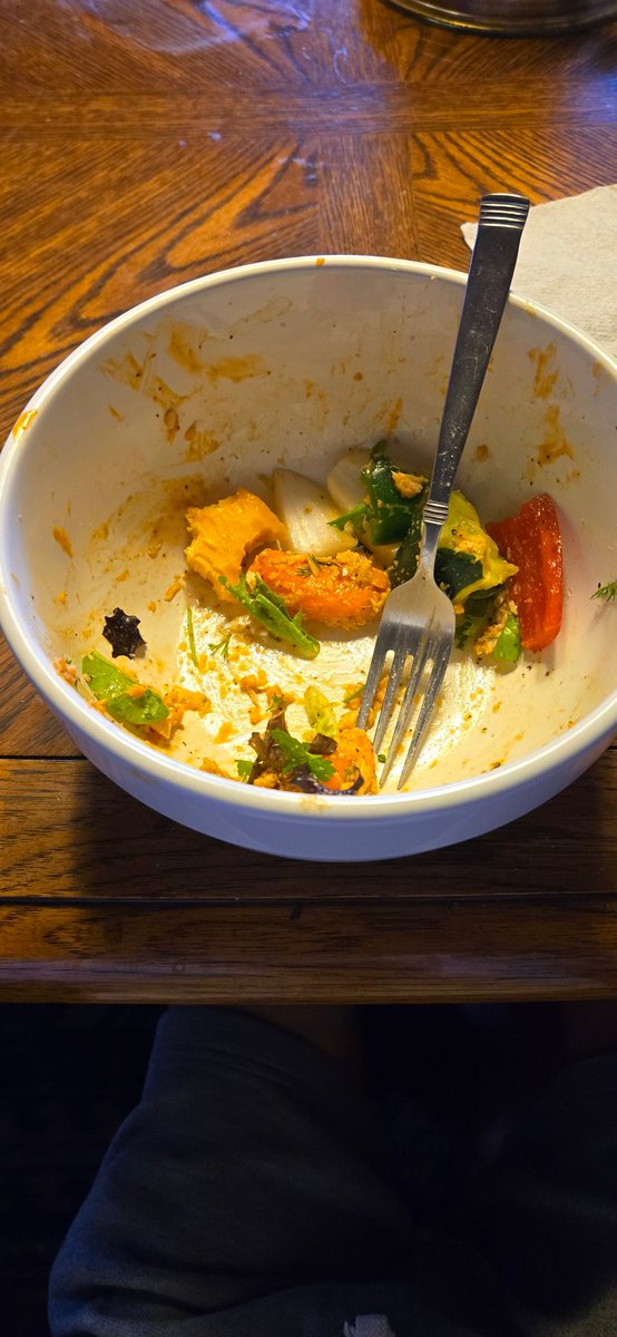 SuiRaider's tweet photo. Just destroyed this once full bowl of albacore, mixed greens, onion, carrot, tomato, jalapeΓ±o, cucumber, and 4 different color bell pepper. Pretty good chuck of sharp cheddar in there as well #MACKitchen #CasaDeCycoStoner βοΈπ€π¨π€ππ https://t.co/1RklIyrYkt