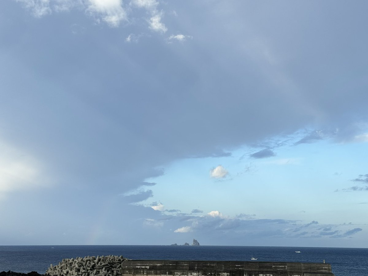okikurashoten's tweet photo. ぐぅ〜〜もぉ〜にんぐっ
ミヤケジマァ〜💦
Aloha kakahiaka 🌈
三連休のはじまり
薄っすらと虹🌈
#イマソラ #golf897
#ihearthawaii @iHeart_Hawaii
#partyradiojapan @PRJ_Promotions
#worldpopradio
#オシャレ897 @shaula_vogue
#radiodisco #interfm https://t.co/zkI3B8uy5t