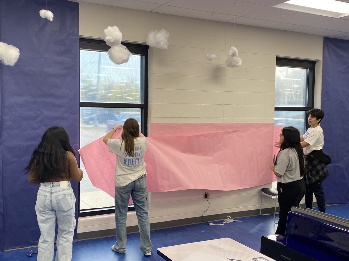 CandaceFikis's tweet photo. Student Council and many clubs getting the school Once Upon a Time ready for HOCO next week! https://t.co/zURSUtvltL