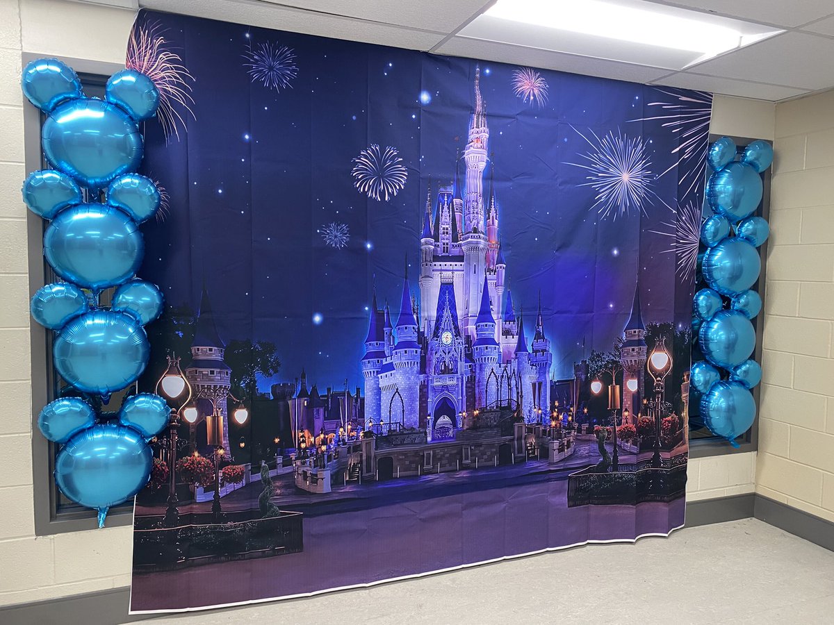 CandaceFikis's tweet photo. Student Council and many clubs getting the school Once Upon a Time ready for HOCO next week! https://t.co/zURSUtvltL