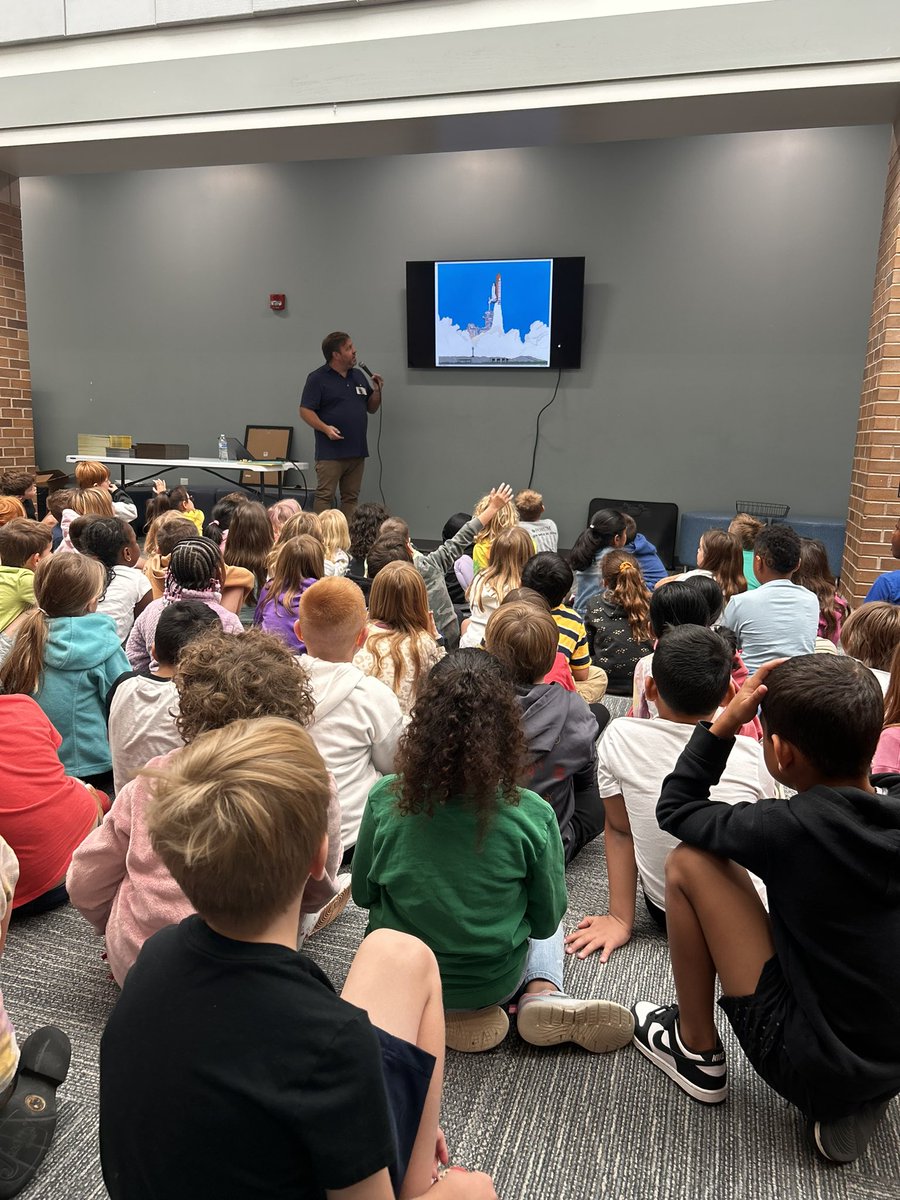 1st, 2nd, and 3rd grade Bulldogs spent time this morning connecting with author and illustrator Jonathan Miller! Ss learned all about what it means to be an author and an illustrator. Sammy the Wonder Dachshund is a new Bulldog favorite! 📖🐾