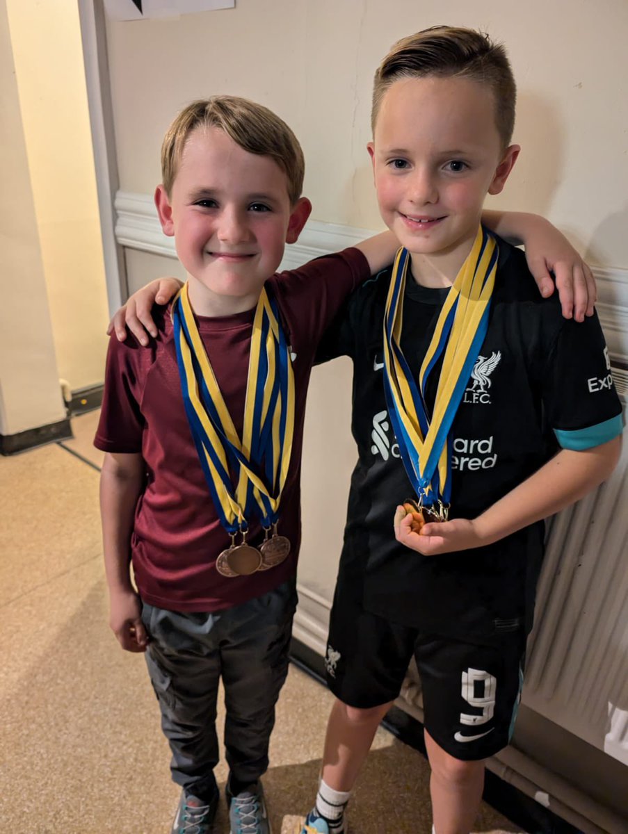 DellahPollock's tweet photo. Great night for year 5 class friends and @BridgefieldSC team mates at their annual presentation lots of 🥇🥈🥉 thank you to the club for a great night 🏊 @halewoodcofe  @MandyMcknight84 https://t.co/kty4OCXFt6