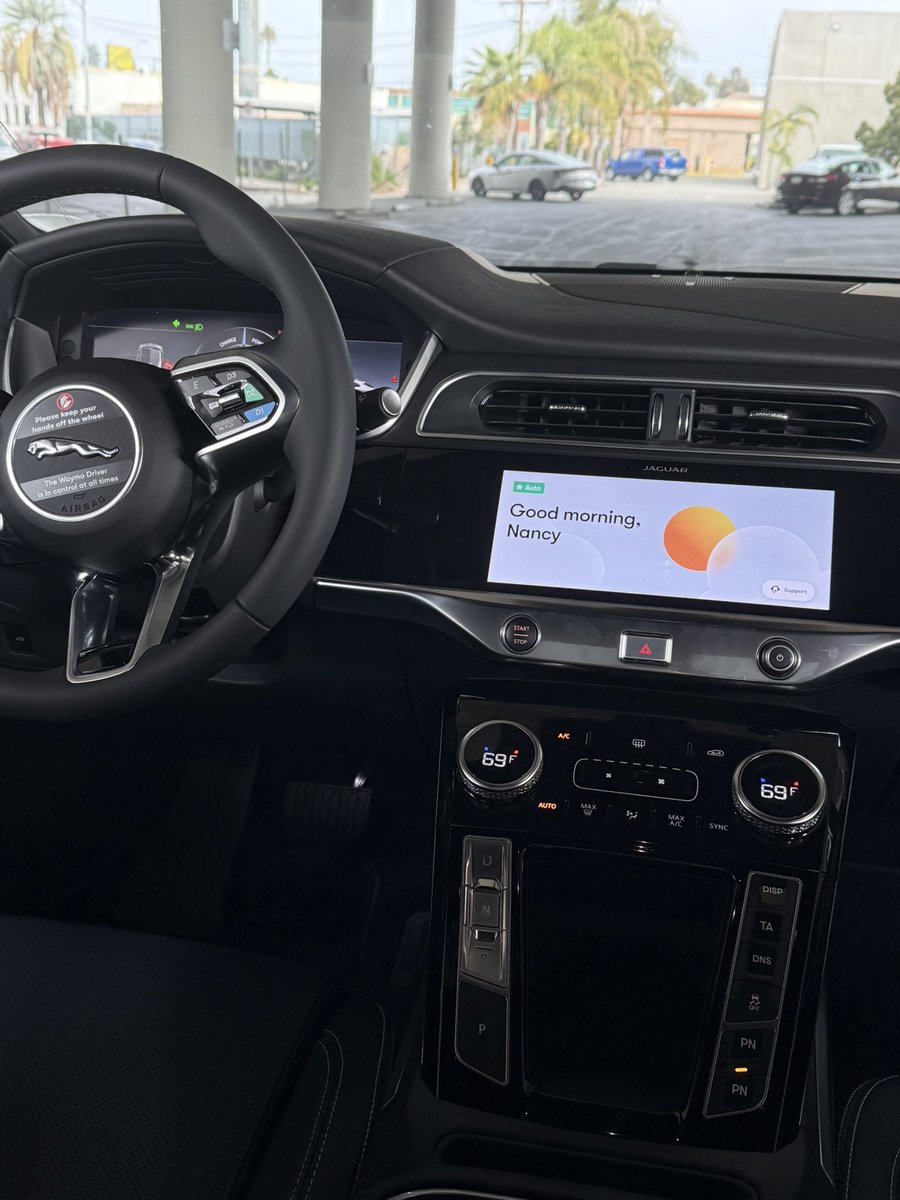 NancyLoo's tweet image. While juggling live @NewsNation reports from several @Waymo robotaxis today, I accidentally left my purse in one. Huge thanks to our invisible 🤖 driver and the Waymo team for helping to track it down quickly! 🙌 #FutureIsNow #Robotaxis