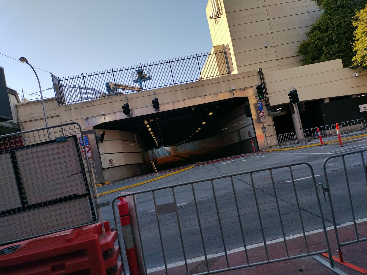 sata37's tweet image. #B2GC スタート地点はこんな感じ。バスレーンからスタートのはず。

市街地しか走ってないが、路面は日本と変わらないんじゃないか。
ハワイみたいに、いきなり大穴みたいなのは、まだ見てません。愛想はハワイの方が良い😌
朝は結構🚴走ってる。

#海外走ってみたい人に刺され