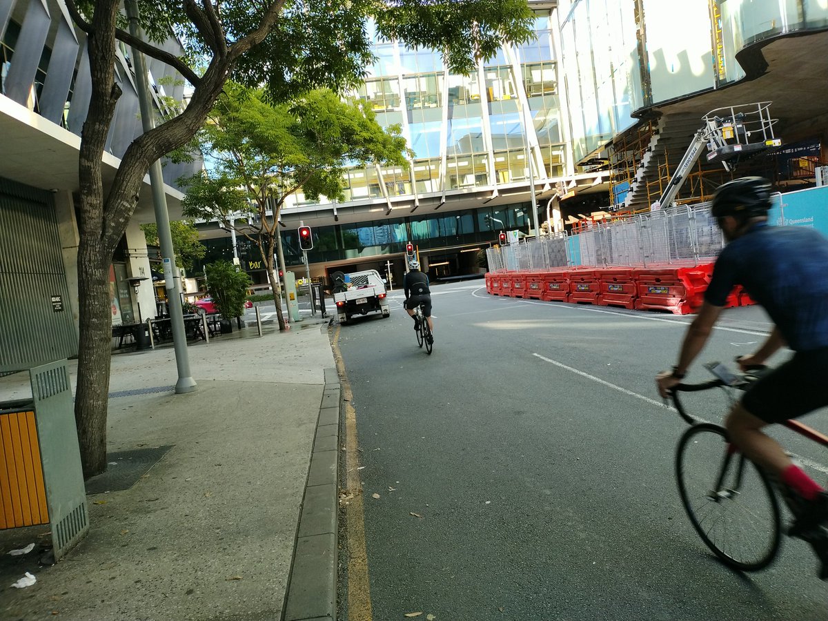 sata37's tweet image. #B2GC スタート地点はこんな感じ。バスレーンからスタートのはず。

市街地しか走ってないが、路面は日本と変わらないんじゃないか。
ハワイみたいに、いきなり大穴みたいなのは、まだ見てません。愛想はハワイの方が良い😌
朝は結構🚴走ってる。

#海外走ってみたい人に刺され