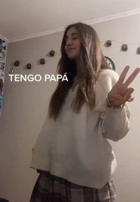 psicky_'s tweet photo. Mi papá es carpintero y decidió ser el padre del año haciéndome el sillón, la mesa y estas sillas divinas para mi nuevo dpto 🥹💜 https://t.co/Dl7tOPqqug