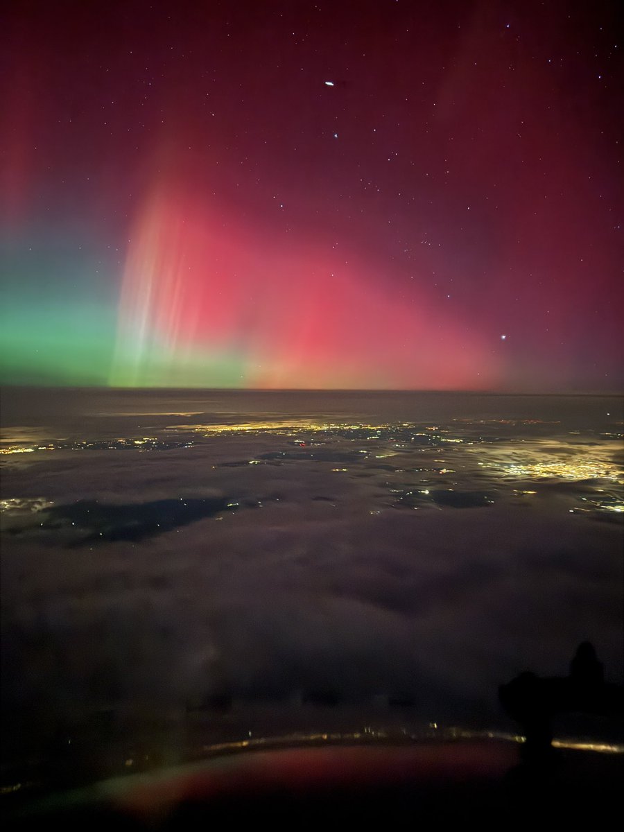 LaffonGuillaume's tweet photo. Northern lights near Paris from 12.000m https://t.co/VM046zALY0