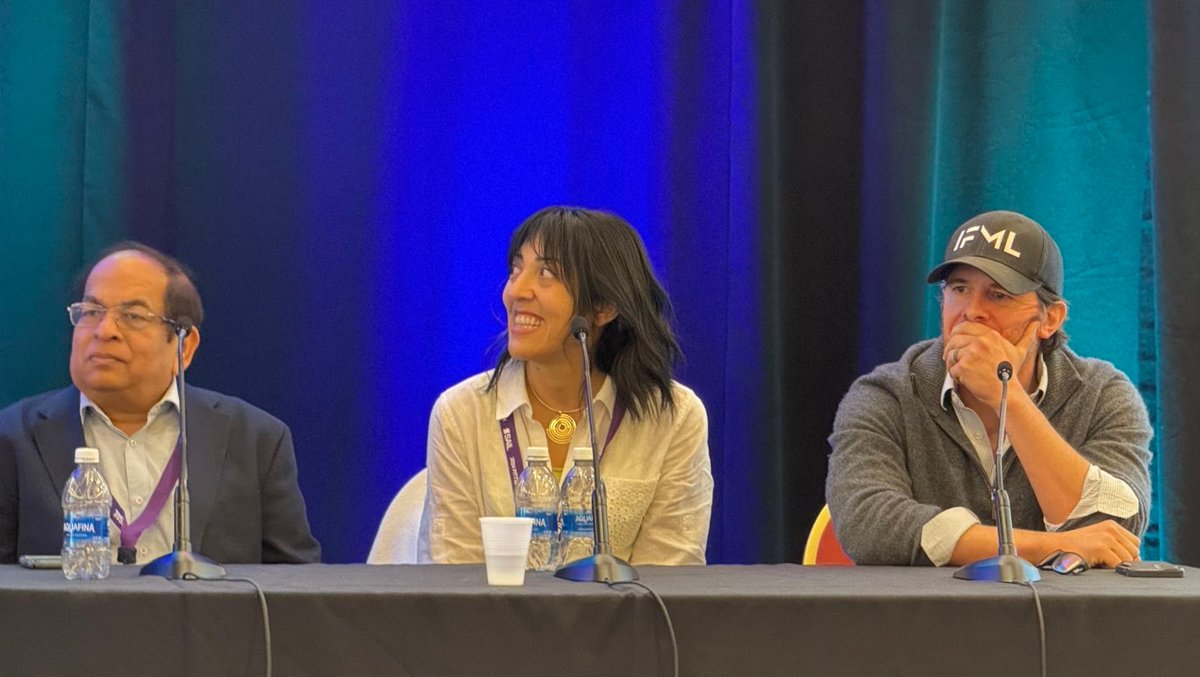 tilos_ai's tweet image. At this year&apos;s Summit for AI Institutes Leadership TILOS shared how we bridge the gap between cutting-edge AI research and real-world applications.
At AI Institutes Expo Day we showcased a favorite K-12 outreach project: a robotic flower that blooms when you smile at it.