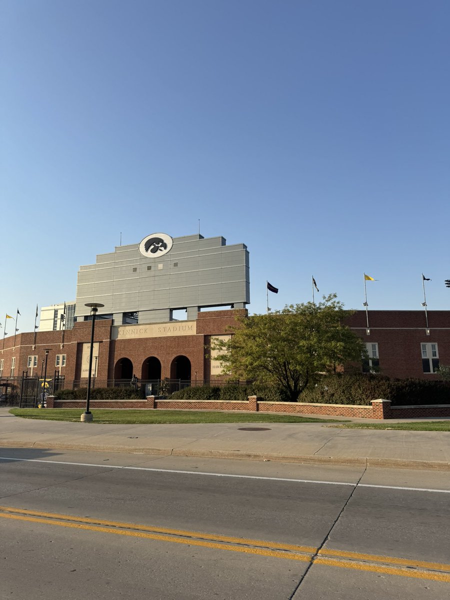 jillyc23's tweet photo. TTO correspondent jillyc123 with boots on the ground for the highly anticipated B1G matchup of the Hawkeyes vs Huskies 🫡

@TakeTheOver1 @tha_real_cp https://t.co/ZkAgZS6zFS
