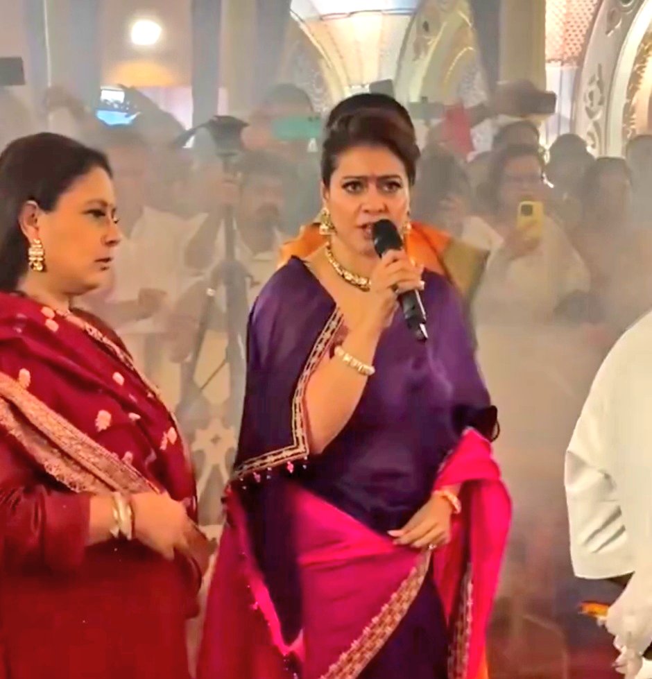 BIG NEWS 🚨 Superstar Kajol lost her cool when several people in Durga pandal were spotted wearing shoes around idol.

Upset Kajol shouted at people who were roaming in shoes &amp; said, "HAVE SOME RESPECT, THIS IS PUJA"

Video is viral. People are praising Kajol for scolding