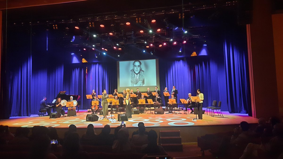 Bu gece Cemal Reşit Rey Kültür Merkezi'nde fevkalade klas ve kaliteli bir konser dinlerim. Sn. <a href="/refikhakan/">Hakan Talu</a> 'nun koordinatörlüğünde yapılan Cemal Reşit Rey Türk Müziği Konserleri'ni her müziksevere sitayişle öneririm. Eğer belediyeler milli bayramlarda halk konseri yapacaksa böyle