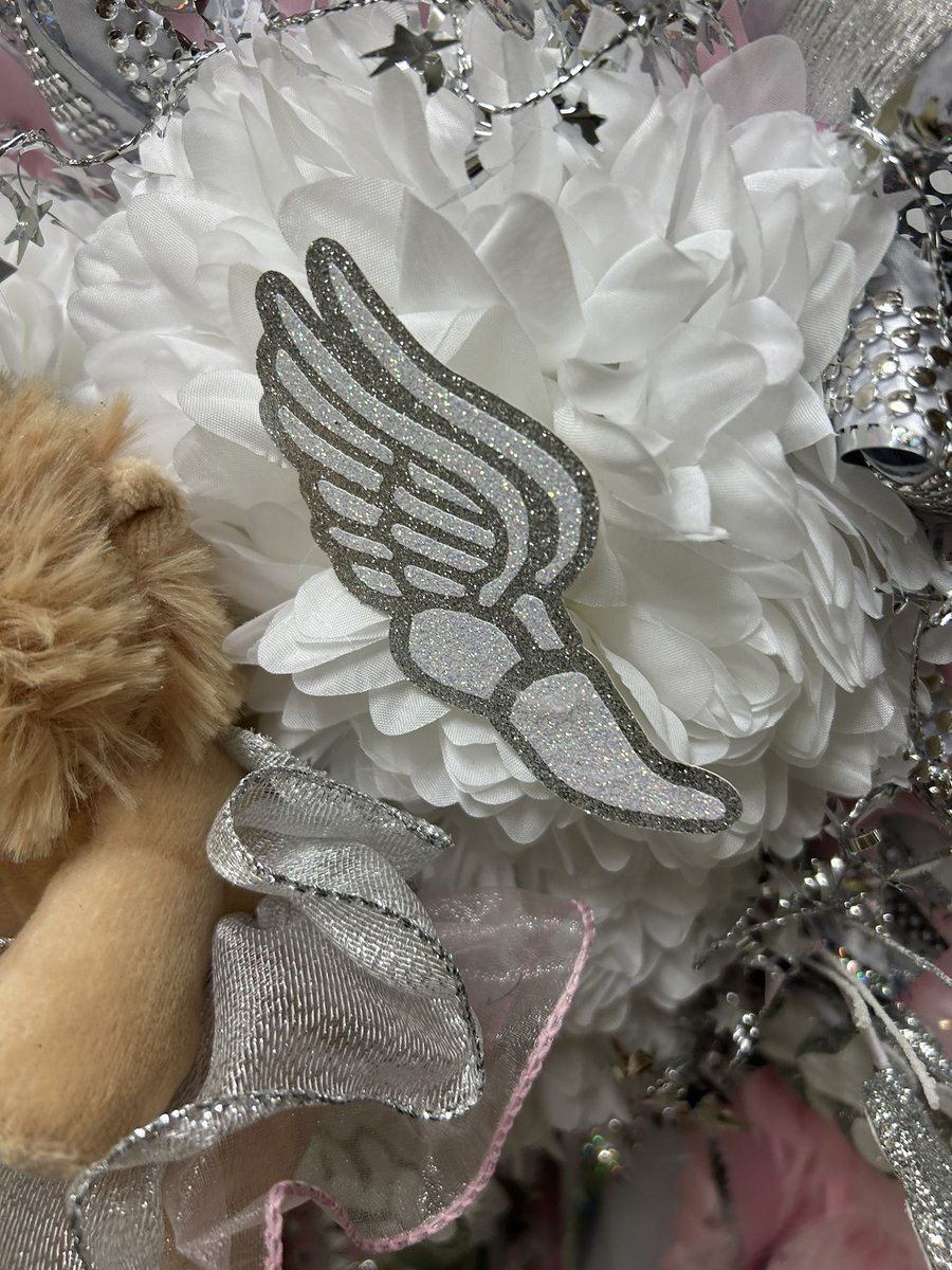 I love seeing the little track details in the track athletes’ mums today! Happy homecoming!