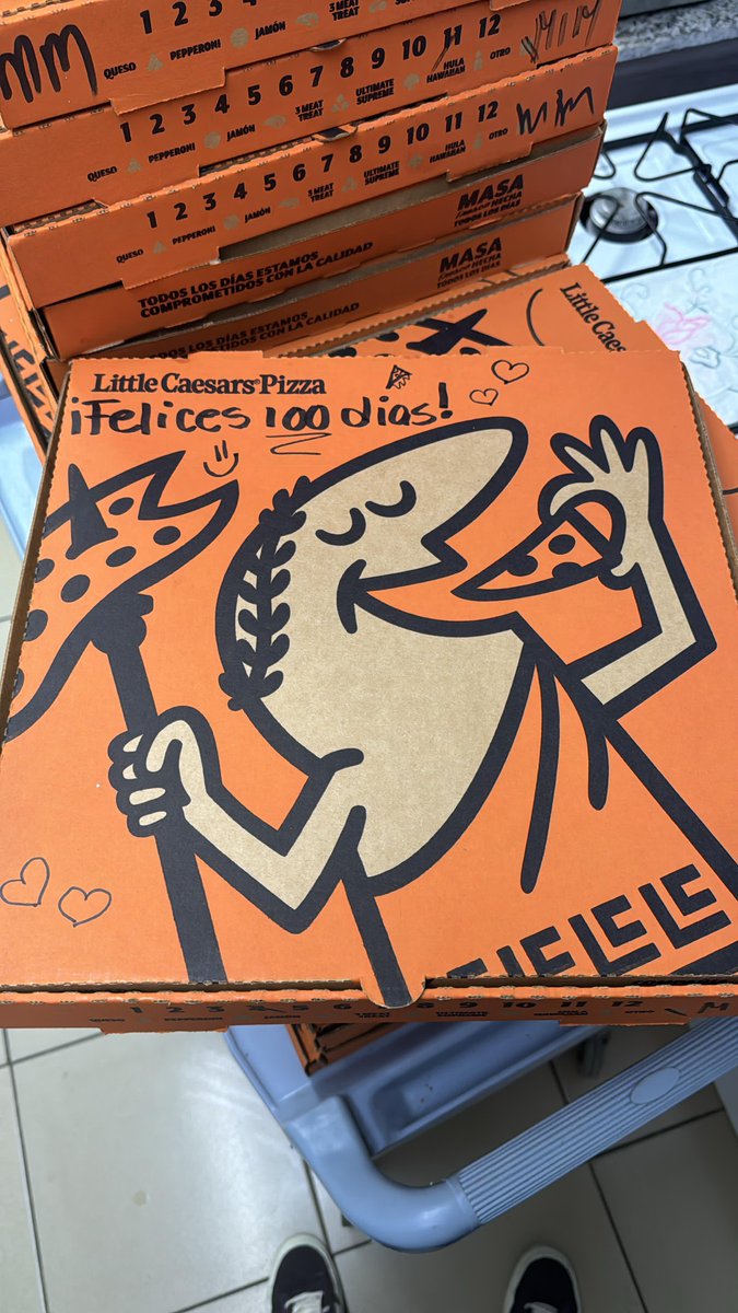 Mayer's tweet photo. Pedi 300 pizzas para darle a mi equipo en sus 100 dias. Cuando las trajeron Little Ceasars no me dejó pagarlas y ademas pusieron notas de Felices 100 dias a todas las cajas 🥹😭🫂🇵🇦 https://t.co/u0gjLAEzAm