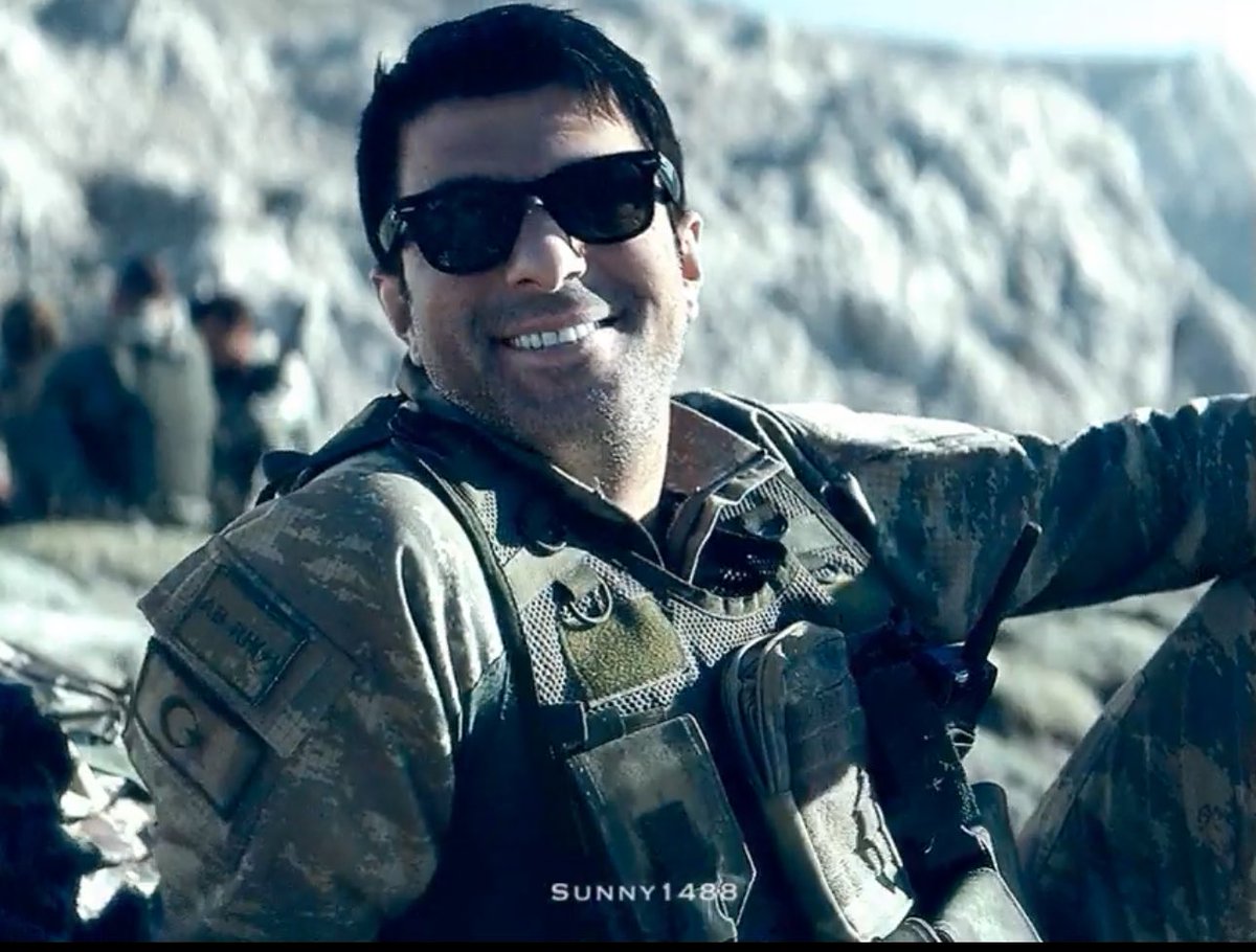 ranoooosho's tweet photo. @EAintlEvents MutluYıllar EnginAkyürek https://t.co/dpXwqOzm7x