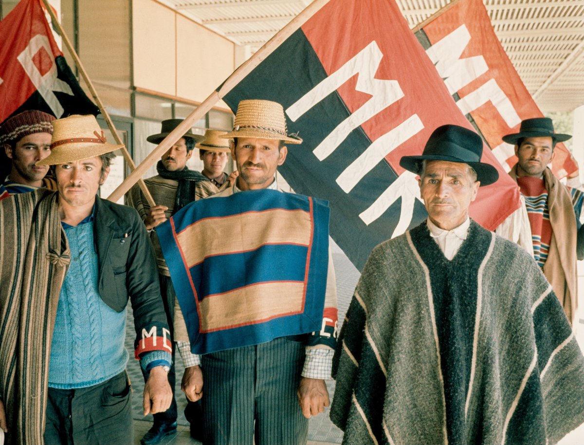 Campesinos pertenecientes al Movimiento Campesino Revolucionario (MCR), frente del MIR, esperan la llegada de Fidel Castro a la U. de Concepción. 18 noviembre 1971.
Fotografía de ©Ed van der Elsken. Original a color. Difusión solo con propósitos educativos y culturales.
#Chile