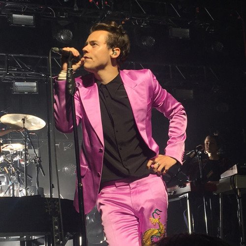 KStomska's tweet photo. 7 yrs ago today Harry looked stunning in pink during his show in Austin
#HarryStyles #PrettyInPink #fashionicon #MrStyles https://t.co/dsu0R9Sj4V