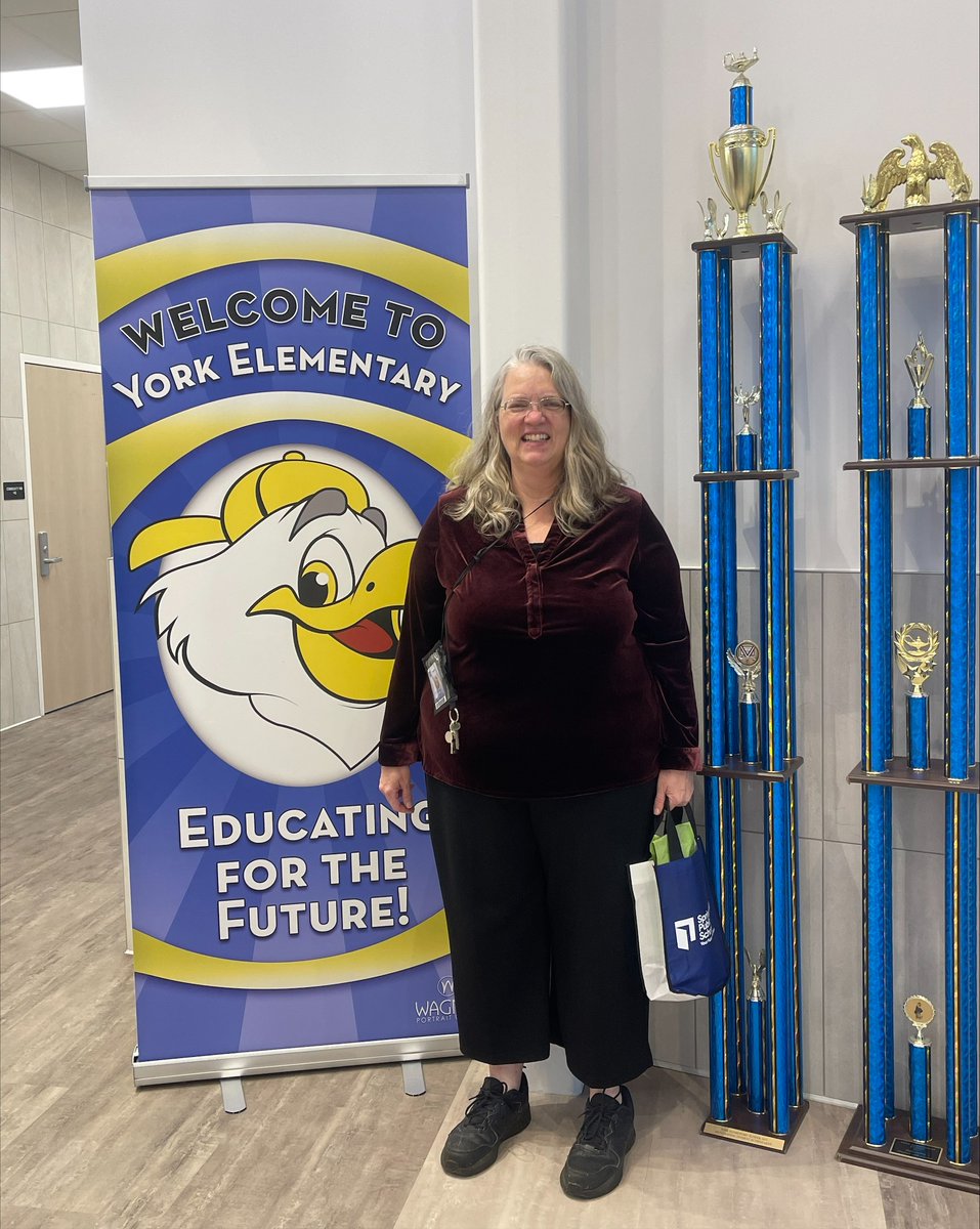 We had the opportunity to celebrate two incredible educators this week that have an enormous impact on our <a href="/yorkelemeagles/">York Elementary</a>. Congratulations Ms. Space and Miss Kaleah! #TeacherProud #SPSProud
<a href="/officialSPS/">Springfield Public Schools</a>