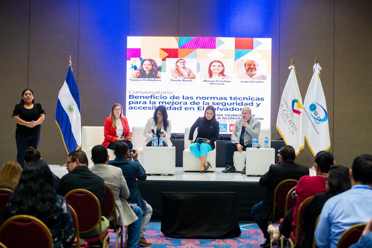 PaolaBardiSV's tweet photo. Esta mañana, expuse uno de los logros más importantes en materia de seguridad vial en nuestro país🇸🇻

Informé sobre el trabajo interinstitucional para desarrollar la nueva normativa de cascos, de acuerdo a estándares mundiales, para motociclistas y acompañantes, que salvará vidas https://t.co/dR0llbx2a7
