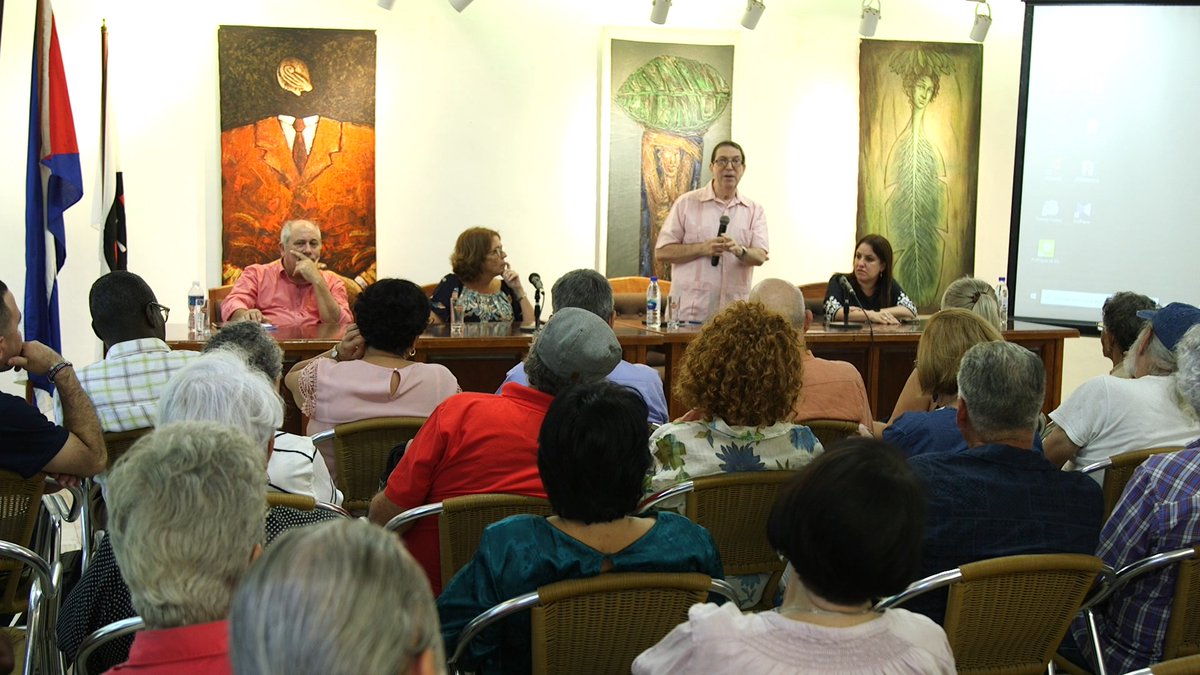 UNEAC_online's tweet photo. La sala Villena de la #UNEAC acogió este #11DeOctubre inicio del proceso preparatorio de los delegados al #XCongresoUNEAC que se celebrará 1 y 2 de noviembre.  El Ministro de Relaciones Exteriores, @BrunoRguezP abordó el contexto internacional y su influencia en Cuba. https://t.co/DrQHtIg9u5