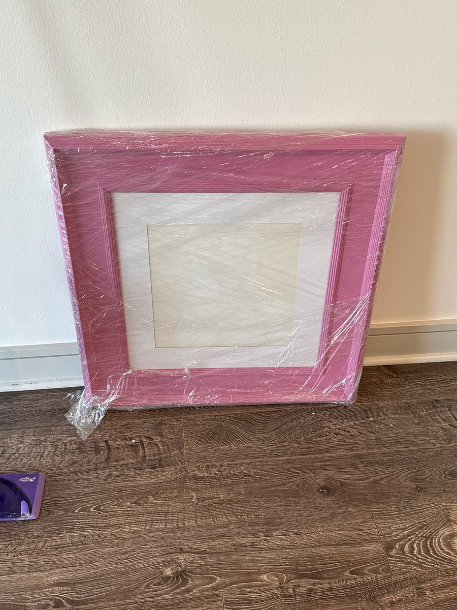 RichLux713's tweet image. Oh my gosh, I found this custom picture frame in the trash shoot area of my building. It’s really heavy. I can’t believe someone would throw this away. #pictureframe #richlux #pink