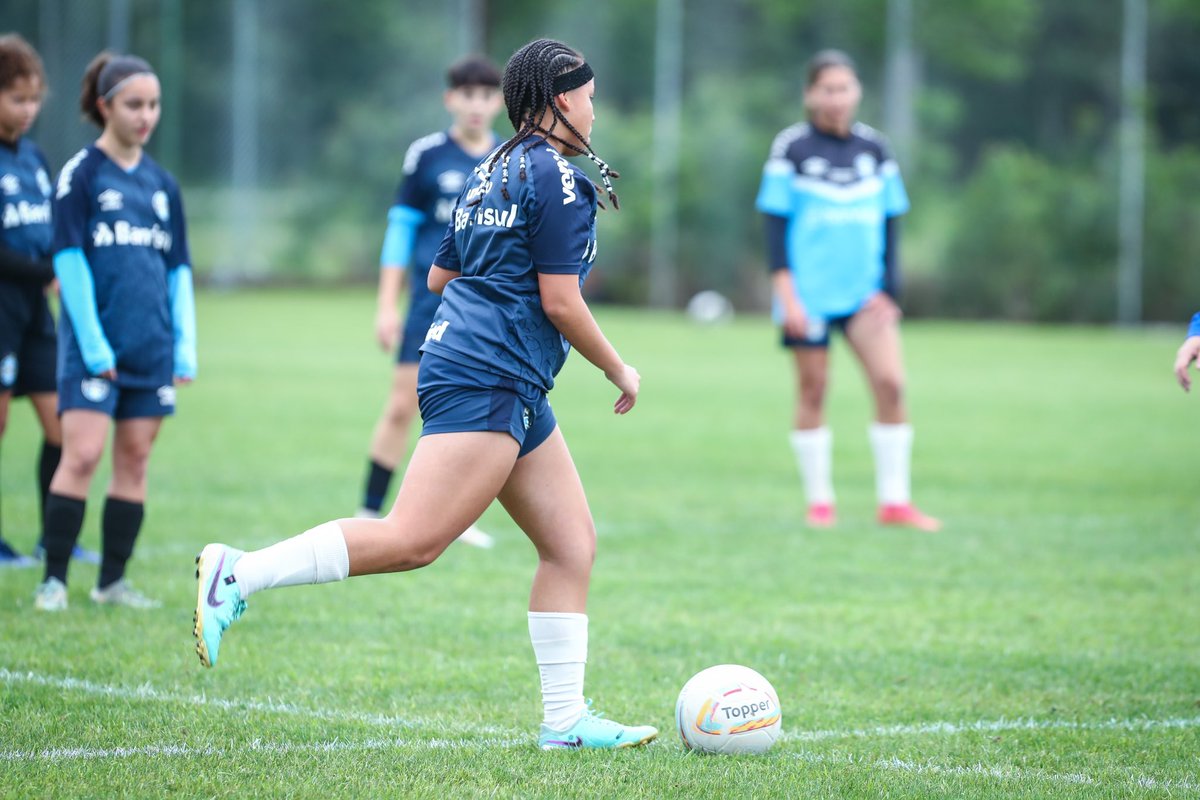 MosqueteirasOfc's tweet photo. DECISÃO EM CASA 🇪🇪 É com teu apoio, que nossas #GuriasGremistas vão duelar pelo primeiro jogo da final do #GauchãoFemininoSub15. A batalha será domingo no Estádio da Ulbra. A entrada é mediante doação de um brinquedo. Vamos buscar essa taça!

Leia em https://t.co/KdFz9abk7j https://t.co/zZolj3O0X9
