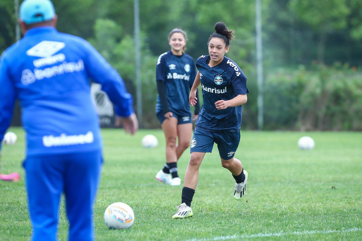 MosqueteirasOfc's tweet photo. DECISÃO EM CASA 🇪🇪 É com teu apoio, que nossas #GuriasGremistas vão duelar pelo primeiro jogo da final do #GauchãoFemininoSub15. A batalha será domingo no Estádio da Ulbra. A entrada é mediante doação de um brinquedo. Vamos buscar essa taça!

Leia em https://t.co/KdFz9abk7j https://t.co/zZolj3O0X9