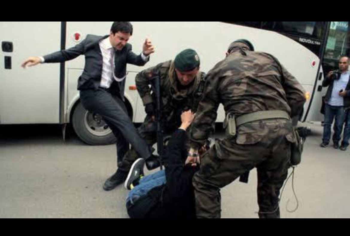 25- Erdoğan’ın Özel Kalem Müdür Yardımcısı Yusuf Yerkel’in Soma’da madenci tekmelemesi ...