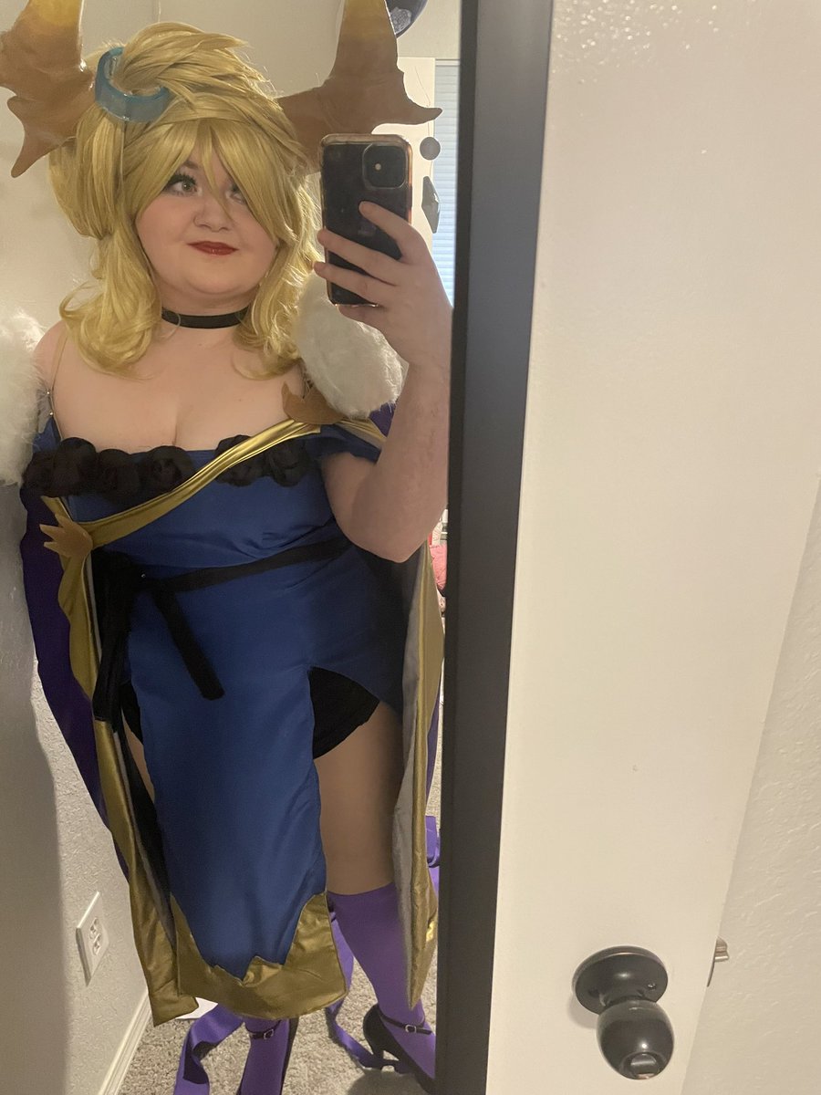 snowdoes's tweet image. Been at #NWIF All day as Mari! Thanks for all the love today! Hope to see folks at my panel at 5:30! May be the last time I hold it 👀