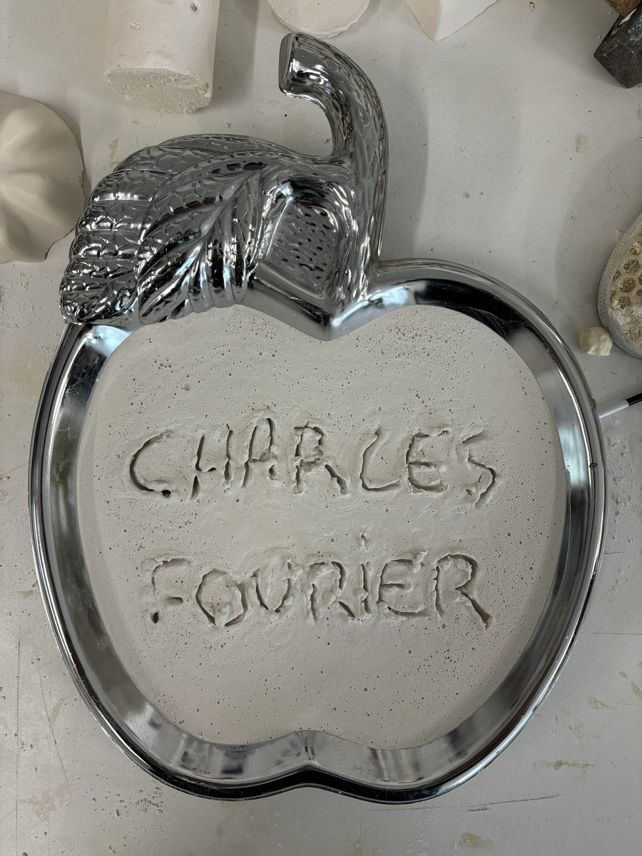FranckScurti's tweet photo. ✨ Aujourd'hui, j'ai eu l'immense honneur de recevoir le "Prix Fourier Considérant", décerné à Besançon par l'association des Amis de Victor Considérant. Ce prix récompense ma sculpture "La Quatrième Pomme, un hommage à Charles Fourier", une œuvre crée en 2011. https://t.co/xvFX0NlUmB