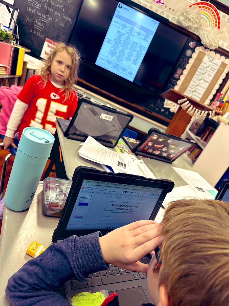 S_FarfanRoss's tweet photo. 🧪 Exciting times in 3rd grade science! Our meteorologists are diving into weather research, learning how to observe, record, and predict weather patterns. #3rdgradeScience https://t.co/H5JZYd032I