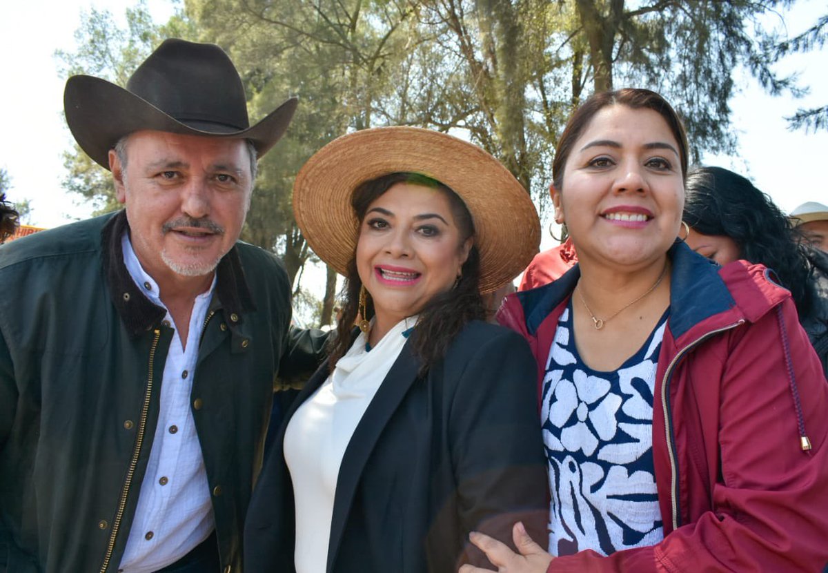 RigoSalgadoV's tweet photo. #Mixquic es un  pueblo hermoso de #Tláhuac, es histórico, místico y tiene en la Chinampa la mayor tradición agrícola heredada de la antigua Mesoamérica.

Las fuertes lluvias inundaron terrenos de cultivo y afectaron el patrimonio de al menos 172 productores.

Gracias a la oportuna intervención de la alcaldesa @bereheca y a la rápida respuesta de la #JefaDeGobierno @ClaraBrugadaM y su equipo de trabajo. 

Hoy se acordaron diversos apoyos, para garantizar la producción y prevenir futuras inundaciones.

¡No están solos!

#TláhuacPazYBienestar