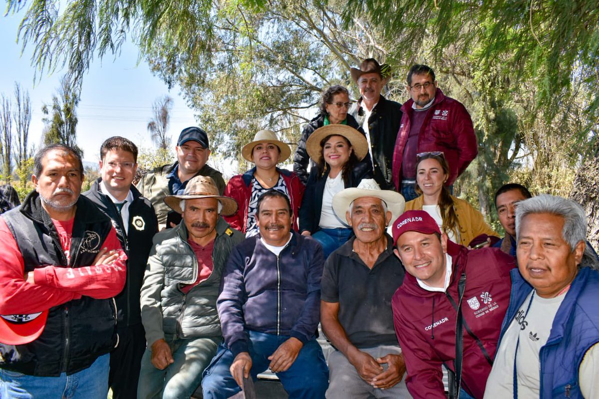 RigoSalgadoV's tweet photo. #Mixquic es un  pueblo hermoso de #Tláhuac, es histórico, místico y tiene en la Chinampa la mayor tradición agrícola heredada de la antigua Mesoamérica.

Las fuertes lluvias inundaron terrenos de cultivo y afectaron el patrimonio de al menos 172 productores.

Gracias a la oportuna intervención de la alcaldesa @bereheca y a la rápida respuesta de la #JefaDeGobierno @ClaraBrugadaM y su equipo de trabajo. 

Hoy se acordaron diversos apoyos, para garantizar la producción y prevenir futuras inundaciones.

¡No están solos!

#TláhuacPazYBienestar