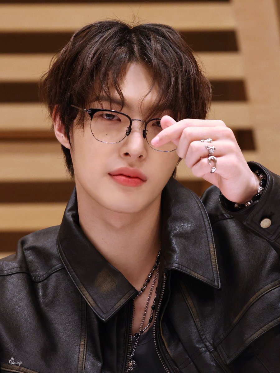 mingitxt's tweet photo. this mingi look is everything… he looks so fine like https://t.co/cfpyhqxtBO