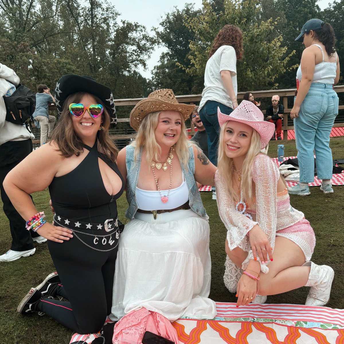 KaybeeCosplays's tweet image. smiling because we saw @Hozier , @reneerapp , @delwatergap and @whereisMUNA ! 🩷💜💙