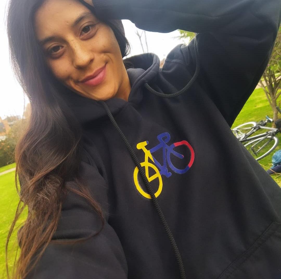 Colombia en bici en dos presentaciones, Hoodie $ 120.000 y Buzo sin capota 95.000 Incluye envío x bicimensajería. 

Escribenos y haz ese regalo a la persona que más quieres.