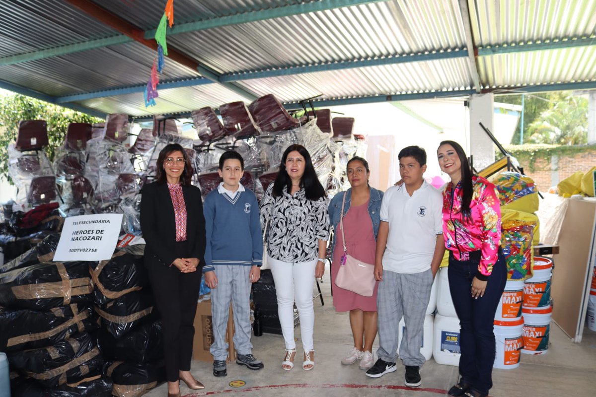 WalMtzOlvera's tweet photo. 😀Acompañé a la Oficial Mayor @AryAguilarAmaya a entregar paquetes educativos 🏫. Con materiales didácticos y mobiliario se apoya la docencia y se dignifica la experiencia educativa de la niñez.

Y tú ¿Eres #TeamProgob?
#TrabajamosconResultados
#JuntasTransformando 
#Veracruz https://t.co/uipr39hwuK