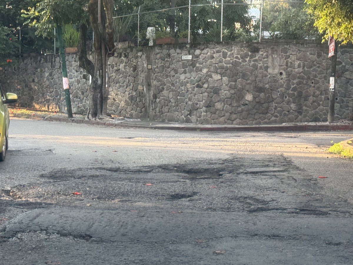 alfonso_M_R_'s tweet photo. Ya no sabe uno en qué bache caer, Cuernavaca se esta cayendo, más bien desmoronando, que el ayuntamiento se ponga la pilas esto es en calle Sol esquina mercurio, donde diario transitan cientos de carros por escuelas https://t.co/ePbnAMopnW