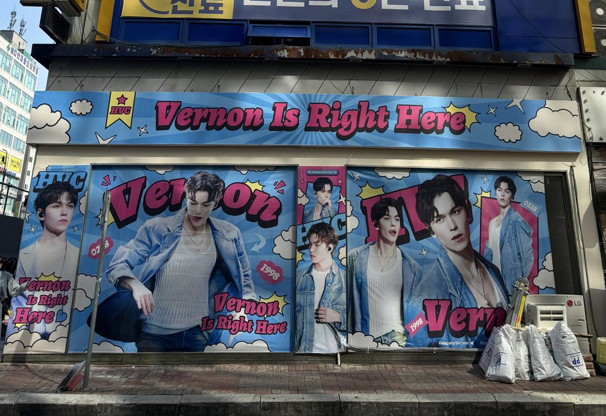 VERNON IS RIGHT HERE 😭 

fan support by <a href="/companyvernon/">CompanyVernon</a>!!! so pretty! 🫶🏻🫶🏻🫶🏻

(photo is from my friend)