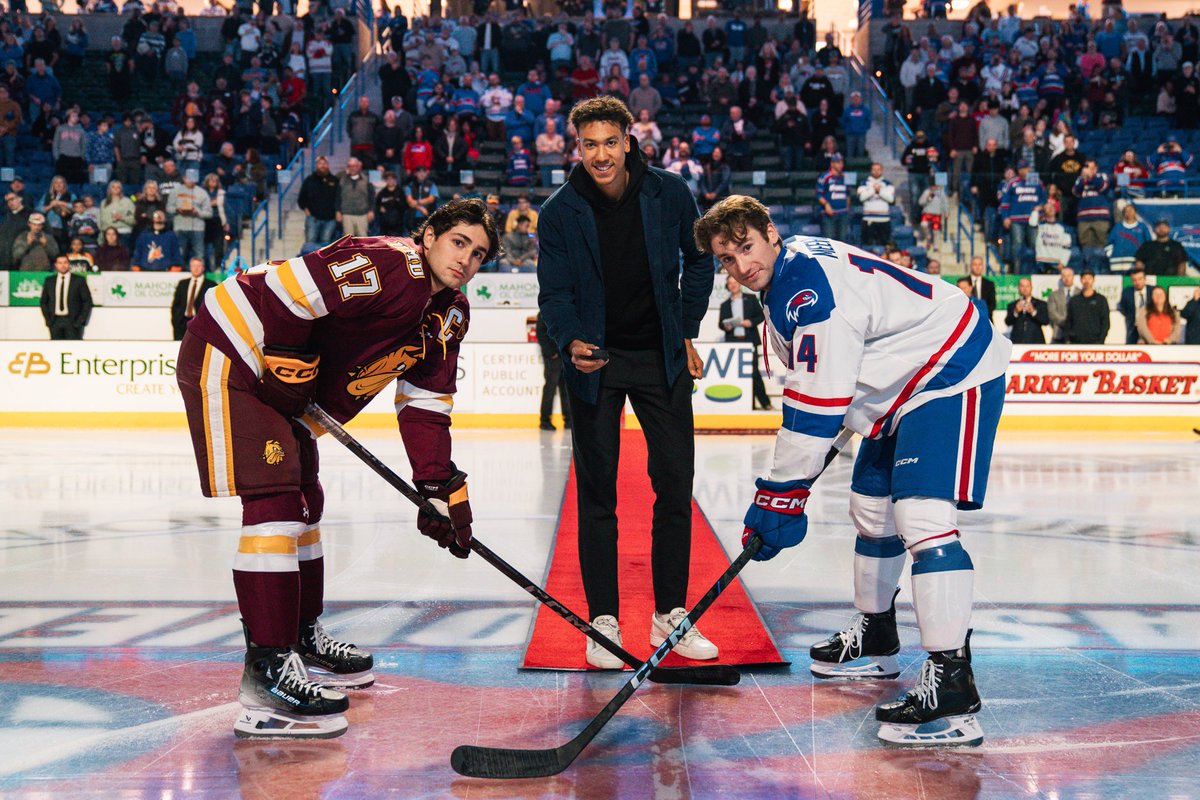 LAKings's tweet image. Big Man on Campus 🏟️

Tonight, Andre Lee headed back to his alma mater to drop the puck on @RiverHawkHockey season ❤️💙
