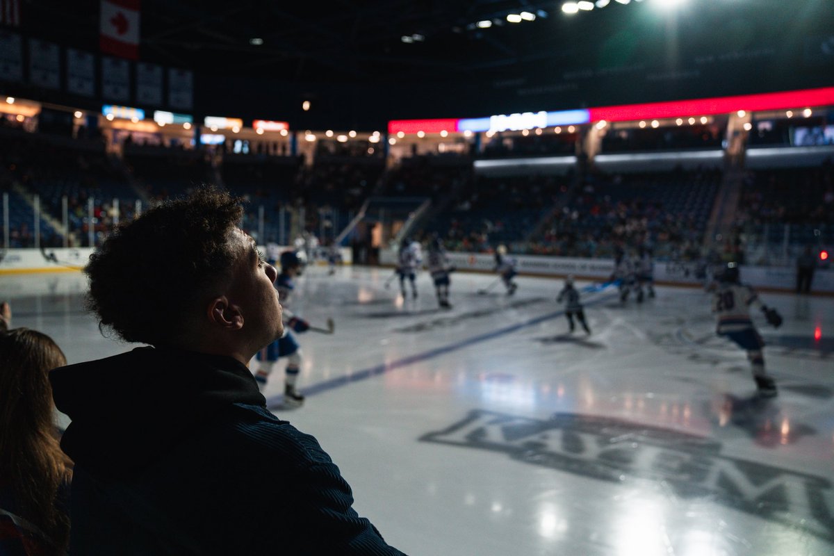 LAKings's tweet image. Big Man on Campus 🏟️

Tonight, Andre Lee headed back to his alma mater to drop the puck on @RiverHawkHockey season ❤️💙