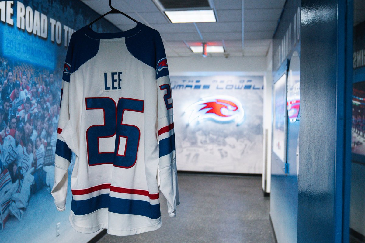 LAKings's tweet image. Big Man on Campus 🏟️

Tonight, Andre Lee headed back to his alma mater to drop the puck on @RiverHawkHockey season ❤️💙