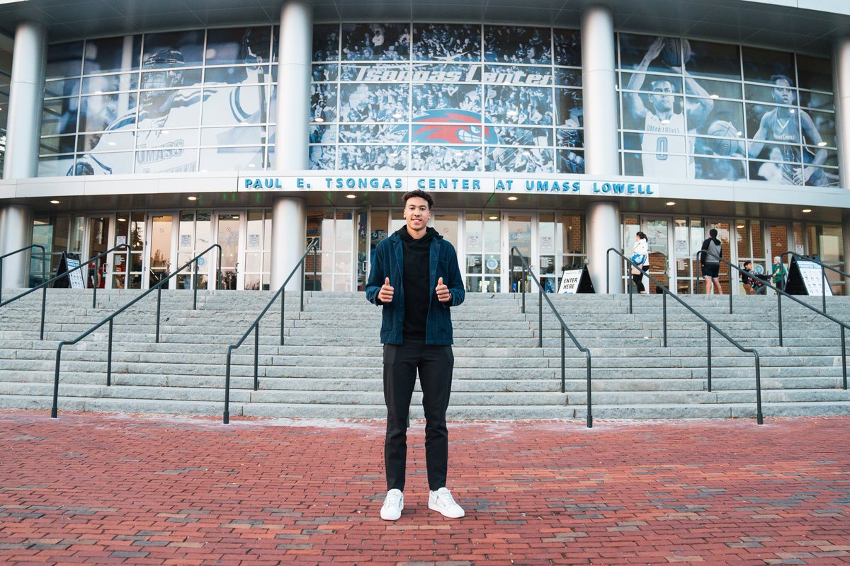 LAKings's tweet image. Big Man on Campus 🏟️

Tonight, Andre Lee headed back to his alma mater to drop the puck on @RiverHawkHockey season ❤️💙
