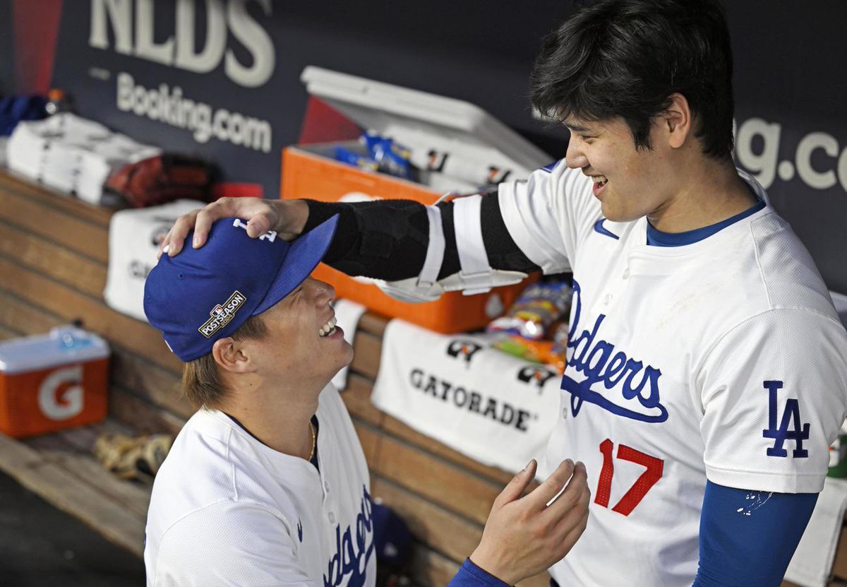 This is the most wholesome photo this #postseason 

Yoshinobu Yamamoto 💙 Shohei Ohtani
