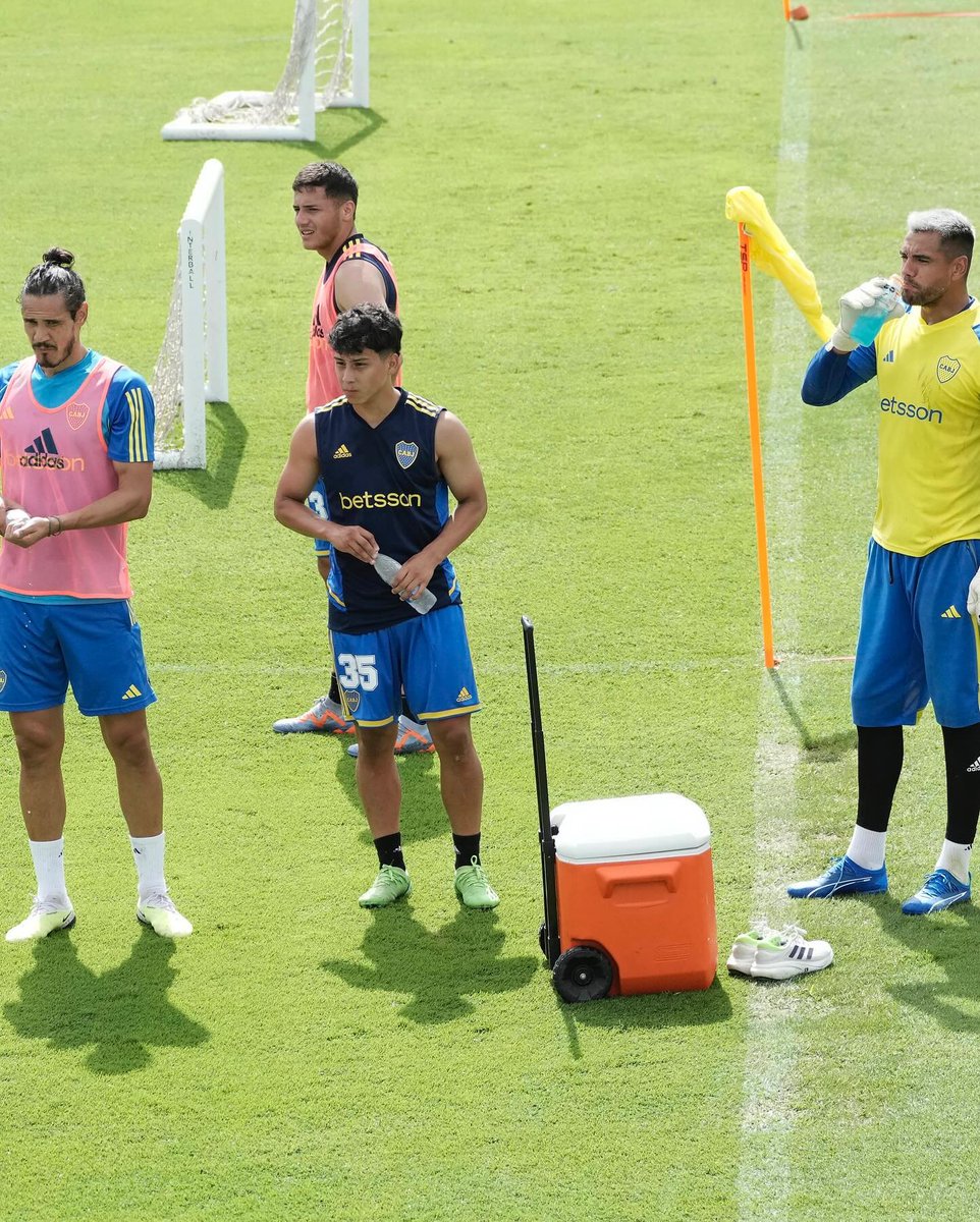 Otro más: la joya de Boca que se negó a firmar contrato y se va Luka Andrade entrenando al lado de Cavani y Romero.
