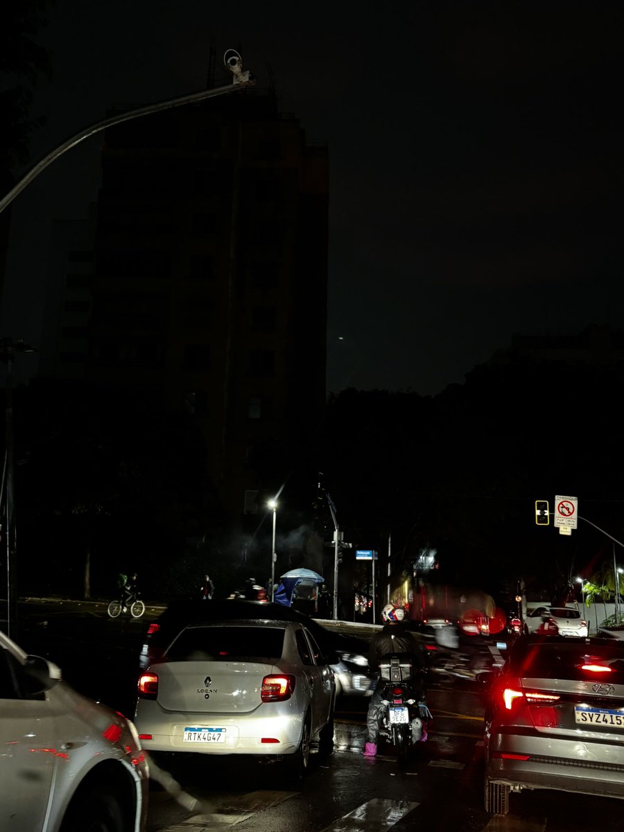 Cinco minutos de chuva forte em São Paulo e a região central está sem energia e os semáforos estão todos desligados. Mas aparentemente é a continuação desse caos que o paulistano está buscando…