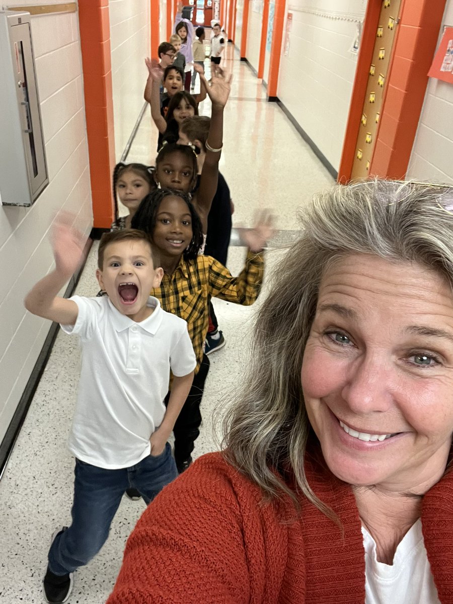 Beth_SmithTECH's tweet image. Headed outdoors with firsties to investigate signs of fall. It’s a great day to have a good day exploring nature @WoodchuckWorld !