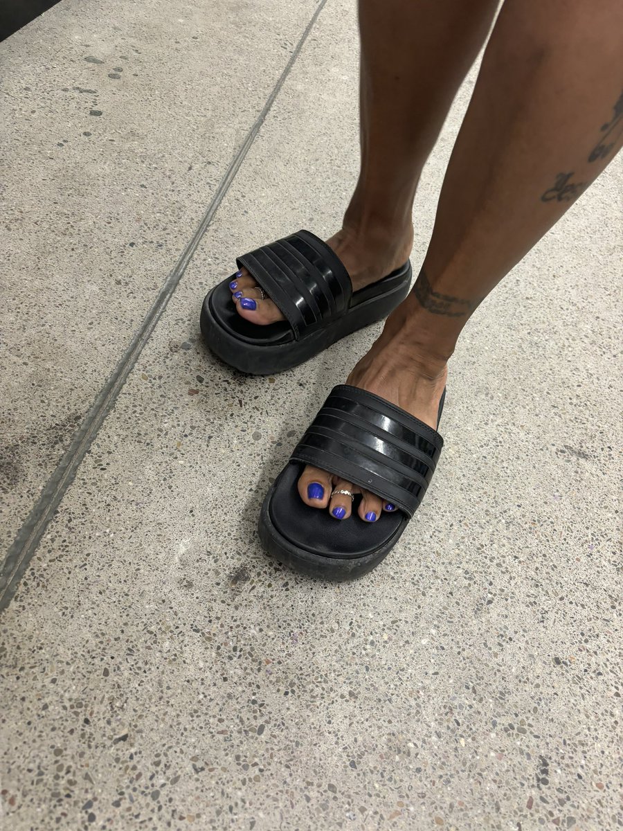 theartofsolez's tweet photo. How we feeling about Kim and her Gorgeous pedi and soles🙃💜

#feet #candid #candidfeet #soles #feetandtoes #FFC #photographer https://t.co/bE2QIrJZjP