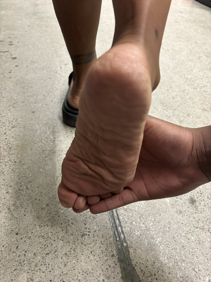 theartofsolez's tweet photo. How we feeling about Kim and her Gorgeous pedi and soles🙃💜

#feet #candid #candidfeet #soles #feetandtoes #FFC #photographer https://t.co/bE2QIrJZjP