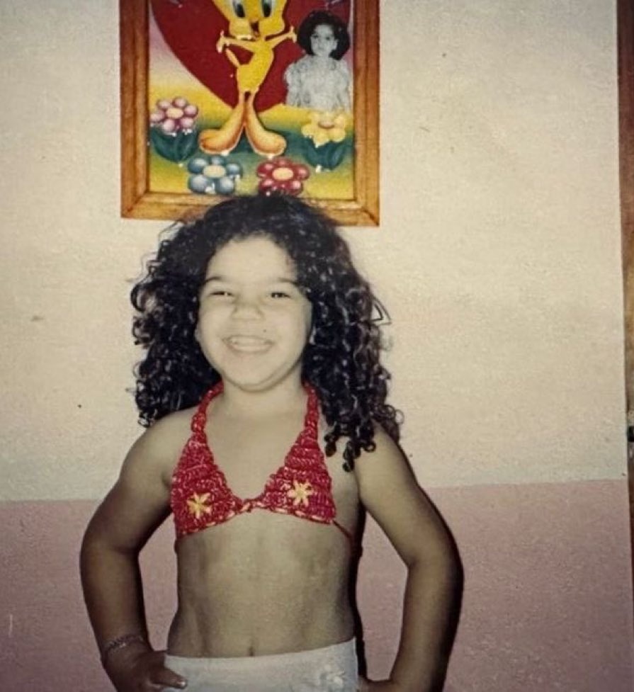 icekosss's tweet photo. Qué reina eres Kenia OS desde pequeña teniendo ese abdomen de mujerr. https://t.co/gUak5ZYhpR
